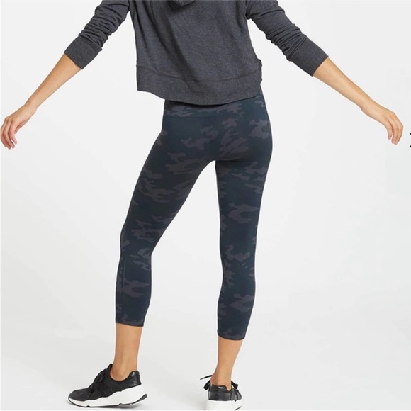 Spanx Look At Me Now Seamless Cropped Leggings size XL Camo Black - Picture 3 of 8